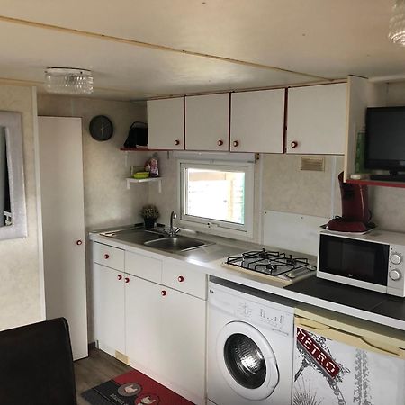 Mobilhome A Frejus A 15 Minute De La Mer Sur Terrain Independant Exterior photo
